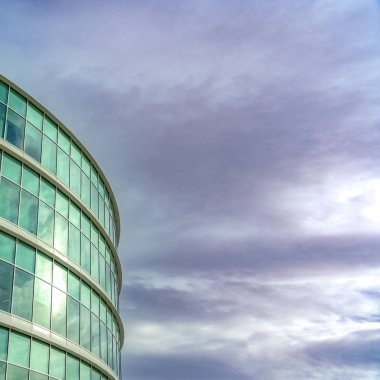 Yansıtıcı cam duvarlı modern bir ofis binasının Kare Dış görünümü