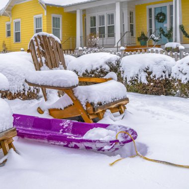 Ahşap sandalyelerin ortasında mor bir kızak manzarası ile Daybreak Clear Square Kış