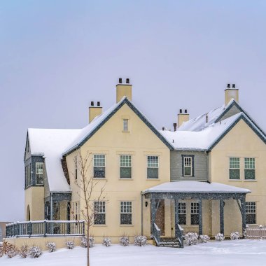 Kışın karla kaplı zemin üzerinde bir ip çit ötesinde Clear Square Adorable evleri