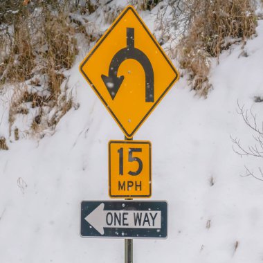 Kışın karla kaplı yamaç karşı Clear Square Road işaretleri