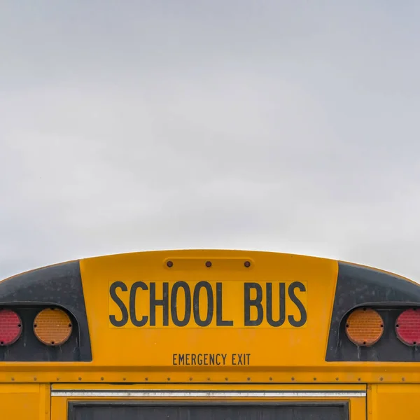 Квадрат желтого школьного автобуса со световыми сигналами и окном аварийного выхода — стоковое фото