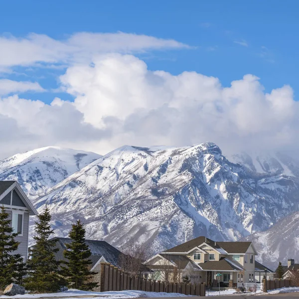Place Belles maisons contre une magnifique montagne enneigée en hiver — Photo
