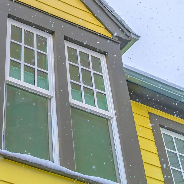 Clear Square Home in Daybreak Utah con parete esterna gialla e finestre in vetro riflettente — Foto Stock