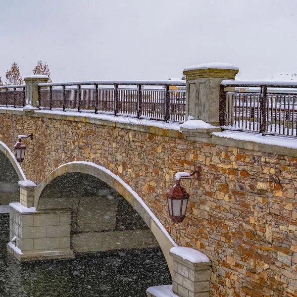 Clear Square Puente cubierto de nieve sobre el lago Oquirrh en invierno — Foto de Stock