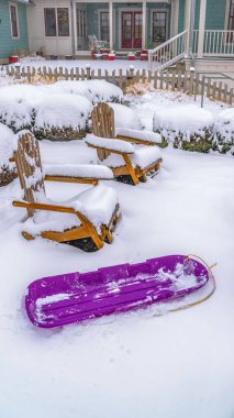 Açık Dikey Mor kızak ahşap sandalye ve Çalılar Daybreak Utah karlı bir bahçe içinde