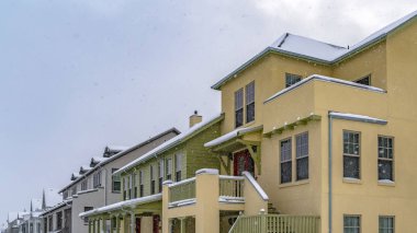 Daybreak Utah sevimli evlerin önünde Clear Panorama Islve ve karlı yol