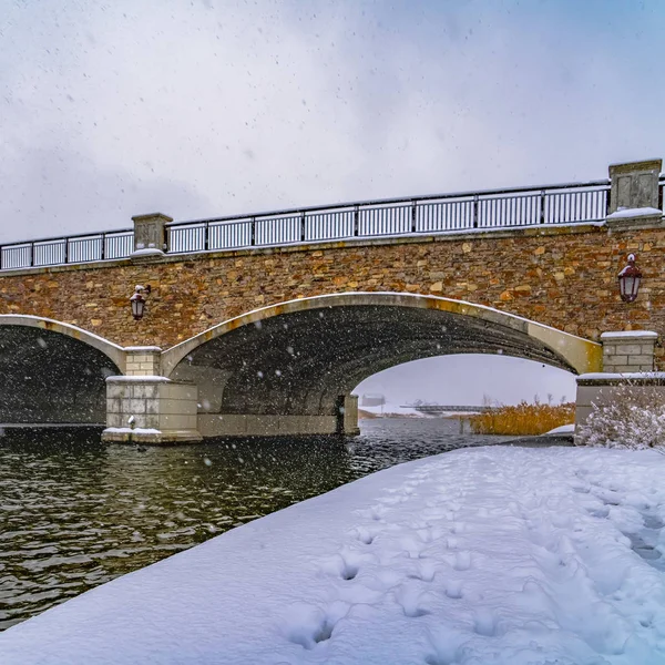 Huellas en el sendero nevado a lo largo del lago Oquirrh — Foto de Stock