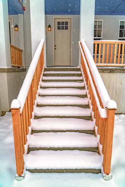 Treppe zur Veranda und Tür eines Hauses bei Tagesanbruch utah — Stockfoto