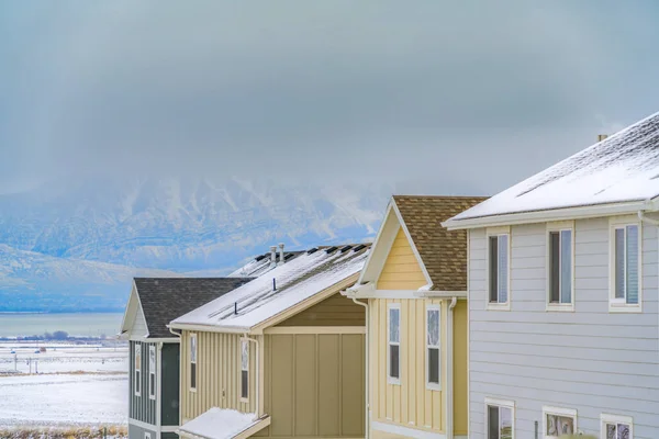 Vista exterior de las casas en una ciudad cubierta de nieve durante la temporada de invierno — Foto de Stock