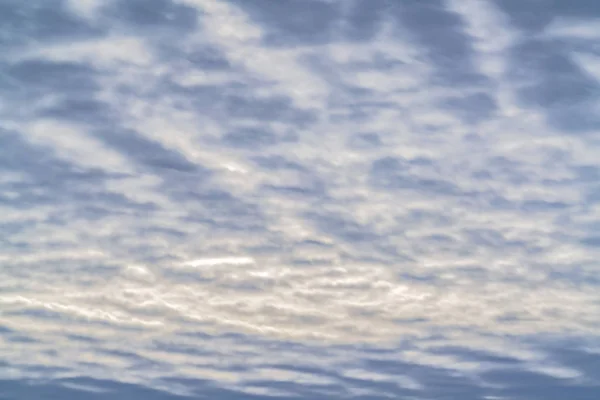 Verbazingwekkend grenzeloze blauwe hemel gevuld met een laag van witte pufffy wolken — Stockfoto