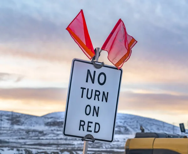 Cierre de un cartel de No Turn On Red con banderas rojas en la parte superior — Foto de Stock