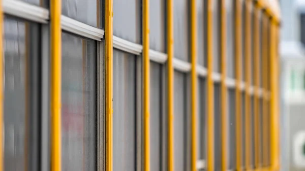 Panorama Vista exterior de um ônibus escolar amarelo com um close-up nas janelas de vidro — Fotografia de Stock