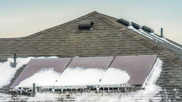 Panorama Telhado de uma casa com painéis solares contra um vasto céu azul nublado — Fotografia de Stock