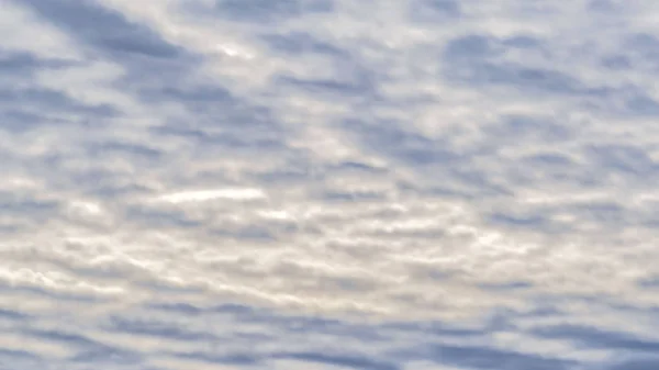 Panorama verbazingwekkend grenzeloze blauwe hemel gevuld met een laag van witte pufffy wolken — Stockfoto