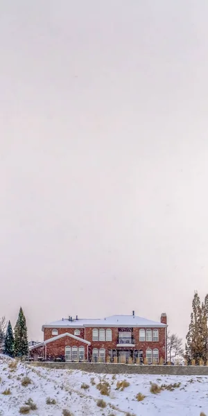 Casas verticales en la cima de la colina cubiertas de nieve en invierno —  Fotos de Stock