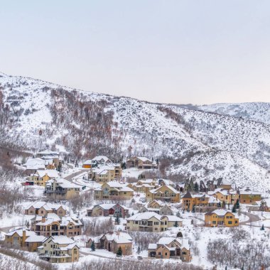 Bulutlu gökyüzü bakground ile bir dağ üzerine inşa evlerin Clear Square Manzara panorama