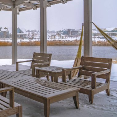 Oquirh Gölü'ne bakan bir kulüp binasının Square Snowy veranda