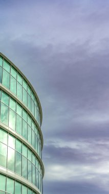 Yansıtıcı cam duvarlı modern bir ofis binasının açık Dikey Dış görünümü