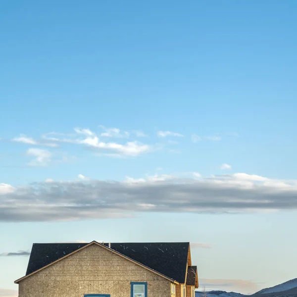 Vierkant uitzicht op nieuwe huizen in aanbouw onder prachtige blauwe hemel met wolken — Stockfoto