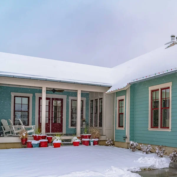 Quadratisch schönes Haus auf einer verschneiten Landschaft im Winter — Stockfoto