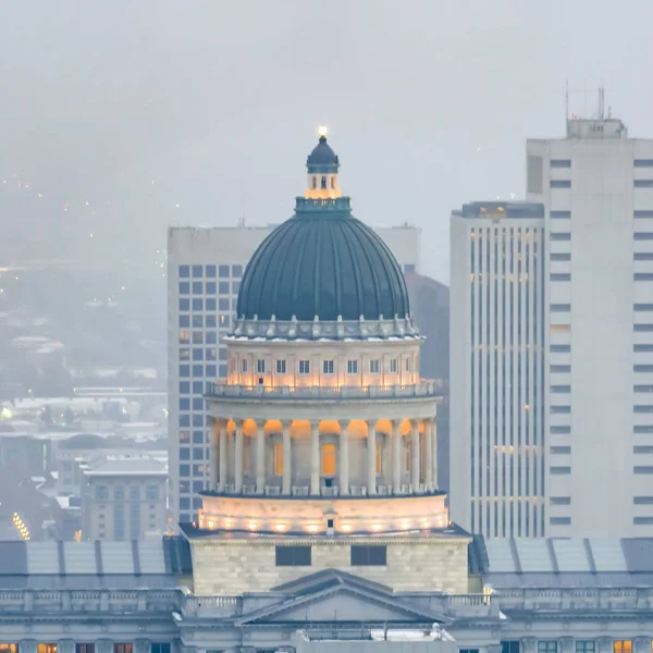 Square The magnificent Utah State Capital Building in Salt lake City on a hazy day — Stock Photo, Image