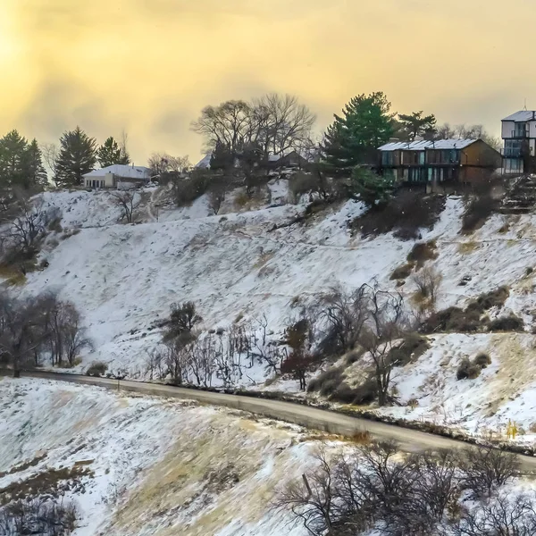 Plaza de la colina nevada en Salt Lake City con carretera y casas —  Fotos de Stock