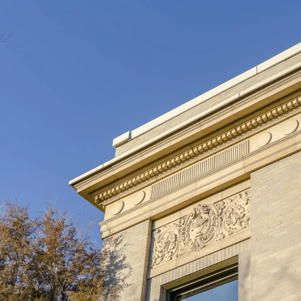 Square Building with glass windows reflecting the clear blue sky on a sunny day — Stock Photo, Image