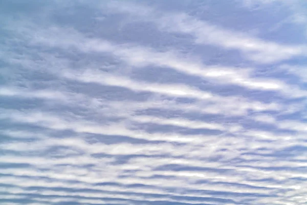 Pohled na bezmračnou modrou oblohu naplněnou bílými nafoublými mraky — Stock fotografie