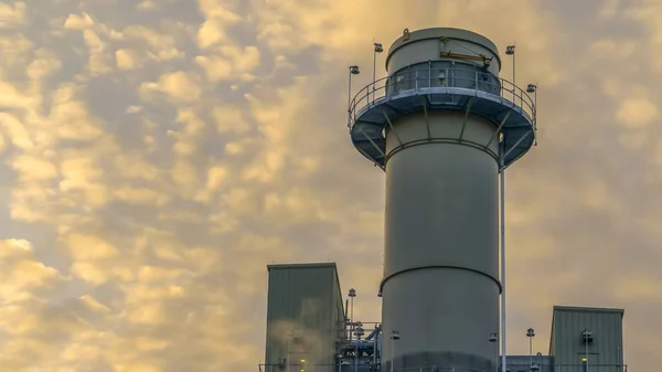 Καθαρό εργοστάσιο ενέργειας Panorama στην κοιλάδα της Γιούτα εναντίον απέραντος ουρανού με πρησμένα σύννεφα στο ηλιοβασίλεμα — Φωτογραφία Αρχείου