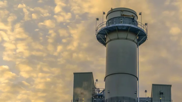 Clear Panorama Power plant in Utah Valley tegen de enorme hemel met gezwollen wolken bij zonsondergang — Stockfoto