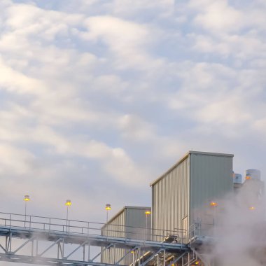 Clear Square Tower ve Utah Vadisi gökyüzüne yükselen buhar ile bir Güç Santrali binaları