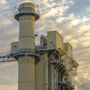 Utah Vadisi'nde Clear Square Güç Santrali kabarık bulutlar dolu gökyüzüne karşı duman yayan