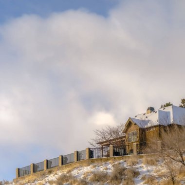 Clear Square Home gökyüzüne karşı Salt Lake City karlı bir tepede