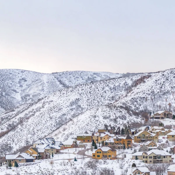 Plaza Escenic panorama de casas construidas en una montaña con cielo nublado bakground — Foto de Stock