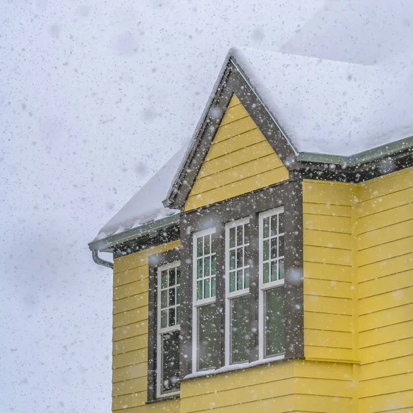 Clear Square Nieve cayendo sobre una casa amarilla en Daybreak Utah — Foto de Stock