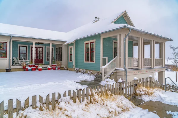Υπέροχο σπίτι σε ένα χιονισμένο τοπίο κατά τη διάρκεια του χειμώνα — Φωτογραφία Αρχείου