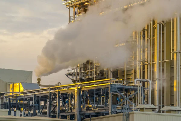Vastag gőz kibocsátódnak a cső egy erőmű Utah-völgyben — Stock Fotó