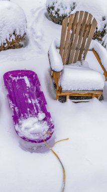 Daybreak Utah toz beyaz kar karşı Dikey Ahşap sandalye ve mor kızak
