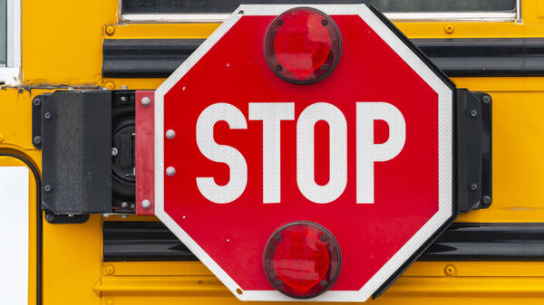 Закрытие красного стоп-сигнала в форме огонька с сигнальными огнями на школьном автобусе
