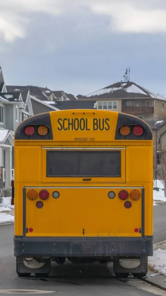 창문과 여러 신호등이 있는 노란색 스쿨 버스의 수직 후방 보기 — 스톡 사진