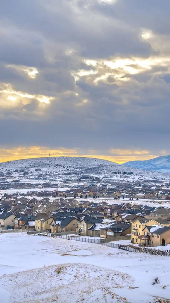 Függőleges gyönyörű otthonok közelében alapja egy fagyos hegyvidéki nézett télen szezonban — Stock Fotó