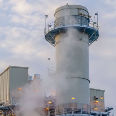 Kare Kule ve Utah Vadisi gökyüzüne yükselen buhar ile bir Güç Santrali binaları