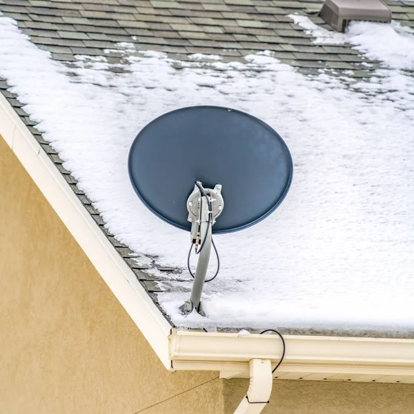 Clear Square Vista exterior de uma casa com uma pequena antena parabólica na esquina do telhado — Fotografia de Stock