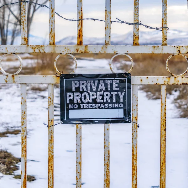 Clear Square Puerta metálica blanca oxidada con un cartel que dice Propiedad Privada No Intrusión — Foto de Stock