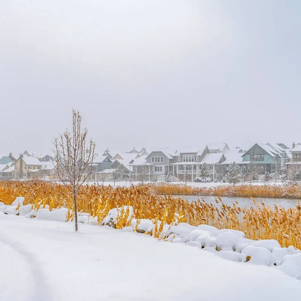 Square Trail en la nieve polvorienta a lo largo del lago Oquirrh con vista a las casas y el vasto cielo — Foto de Stock