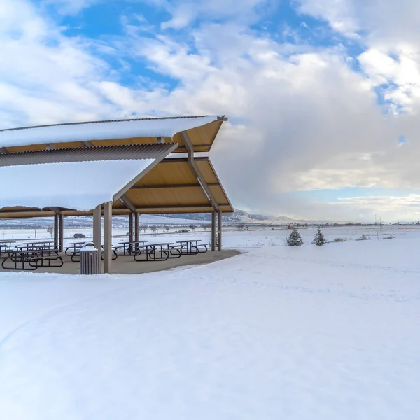 Plaza Plaza Expansivo paisaje cubierto de nieve bajo un cielo azul nublado en invierno bajo — Foto de Stock