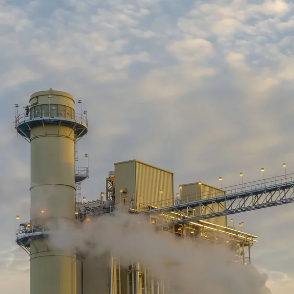 Vierkante elektriciteitscentrale in Utah Valley die rook uitstraalt tegen hemel gevuld met gezwollen wolken — Stockfoto