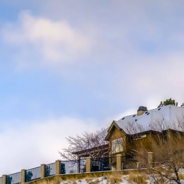 Gökyüzüne karşı karlı bir tepede Square Salt Lake City ev
