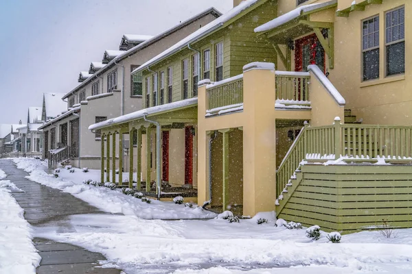 Camino frente a acogedoras casas en Daybreak Utah visto en invierno — Foto de Stock