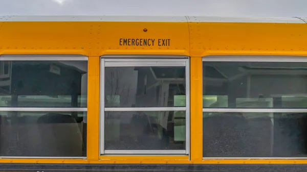Przezroczysta Panorama bliska zewnątrz żółtego autobusu szkolnego przed pochmurne niebo — Zdjęcie stockowe